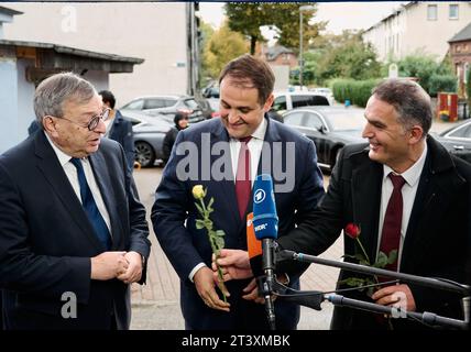 27 octobre 2023, Rhénanie du Nord-Westphalie, Bochum : Durmus Aksoy (r), président de Ditib (association d'État de Rhénanie du Nord-Westphalie), présente Abraham Lehrer (l), membre du conseil d'administration de la communauté synagogue de Cologne et vice-président du Conseil central des Juifs en Allemagne, avec une rose jaune devant la mosquée du Sultan Ahmet avant de faire une déclaration à la presse conjointe avec Nathanael Liminski, ministre des Affaires fédérales et européennes, des Affaires internationales et des médias de l'État de Rhénanie du Nord-Westphalie. Des représentants d ' associations musulmanes et d ' associations de communautés juives ont eu des excha Banque D'Images