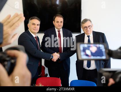 Bochum, Allemagne. 27 octobre 2023. Durmus Aksoy (l), président de Ditib (association d'État de Rhénanie-du-Nord-Westphalie), Abraham Lehrer (à droite), membre du conseil d’administration de la communauté synagogue de Cologne et vice-président du Conseil central des Juifs en Allemagne, serre la main à la mosquée du Sultan Ahmet à côté de Nathanael Liminski, ministre des Affaires fédérales et européennes, des Affaires internationales et des médias de l’État de Rhénanie du Nord-Westphalie. Des représentants d ' associations musulmanes et d ' associations de communautés juives ont procédé à un échange de vues lors d ' une réunion conjointe. Crédit : Bernd Thissen/dpa/Alamy Live News Banque D'Images