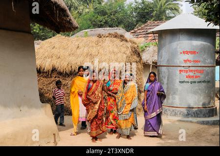 INDE, Westbengal , dalit village Kustora , silo de stockage de riz pour la sécurité alimentaire / INDIEN Westbengalen , Dalit Dorf Kustora , Reisseicher der Gemeinde zur Ueberbrueckung von Ernteausfaellen und BEI Nahrungsverknappung Banque D'Images