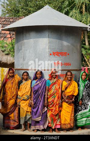 INDE, Westbengal , dalit village Kustora , silo de stockage de riz pour la sécurité alimentaire / INDIEN Westbengalen , Dalit Dorf Kustora , Reisseicher der Gemeinde zur Ueberbrueckung von Ernteausfaellen und BEI Nahrungsverknappung Banque D'Images