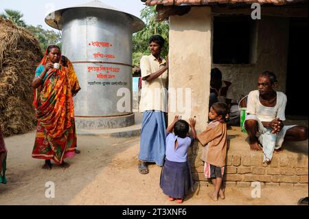 INDE, Westbengal , dalit village Kustora , silo de stockage de riz pour la sécurité alimentaire / INDIEN Westbengalen , Dalit Dorf Kustora , Reisseicher der Gemeinde zur Ueberbrueckung von Ernteausfaellen und BEI Nahrungsverknappung Banque D'Images