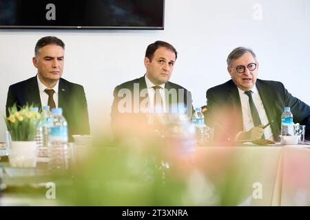 Bochum, Allemagne. 27 octobre 2023. Durmus Aksoy (l), président de Ditib (association d'État de Rhénanie-du-Nord-Westphalie), Abraham Lehrer (à droite), membre du conseil d'administration de la communauté synagogue de Cologne et vice-président du Conseil central des Juifs en Allemagne, siège dans la mosquée du Sultan Ahmet à côté de Nathanael Liminski, ministre des Affaires fédérales et européennes, des Affaires internationales et des médias de l'État de Rhénanie du Nord-Westphalie. Des représentants d ' associations musulmanes et d ' associations de communautés juives ont procédé à un échange de vues lors d ' une réunion conjointe. Crédit : Bernd Thissen/dpa/Alamy Live News Banque D'Images