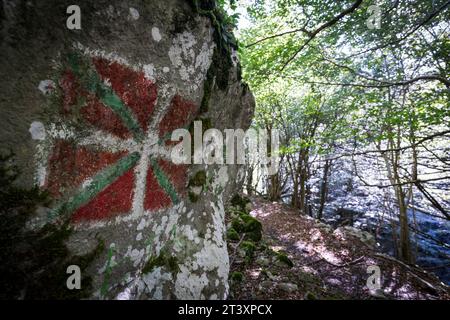 Drapeau basque peint sur le rocher, ikurrina, GR 20 Trail - itinéraire circulaire vers Aralar, parc naturel d'Aralar, Guipuzcoa-Navarra, Espagne. Banque D'Images