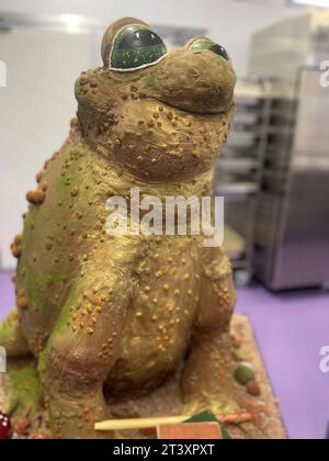 Une exposition d'Halloween avec un crapaud effrayant avec des feuilles d'automne, une baguette et des livres de sorts en chocolat au Cadbury World à Birmingham. La création détaillée de 90 cm de haut, comprenant 50 kilogrammes de chocolat, a été conçue pour être «aussi fantaisiste que possible sans être trop effrayante» pour les visiteurs de l'attraction de Birmingham. Date de la photo : mercredi 25 octobre 2023. Banque D'Images