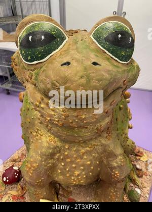 Une exposition d'Halloween avec un crapaud effrayant avec des feuilles d'automne, une baguette et des livres de sorts en chocolat au Cadbury World à Birmingham. La création détaillée de 90 cm de haut, comprenant 50 kilogrammes de chocolat, a été conçue pour être «aussi fantaisiste que possible sans être trop effrayante» pour les visiteurs de l'attraction de Birmingham. Date de la photo : mercredi 25 octobre 2023. Banque D'Images