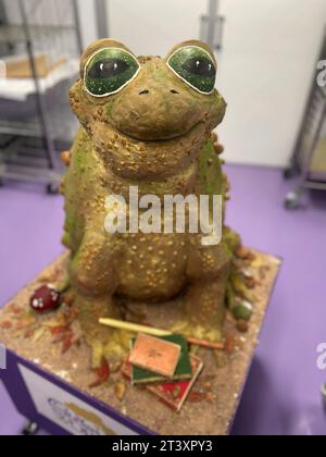 Une exposition d'Halloween avec un crapaud effrayant avec des feuilles d'automne, une baguette et des livres de sorts en chocolat au Cadbury World à Birmingham. La création détaillée de 90 cm de haut, comprenant 50 kilogrammes de chocolat, a été conçue pour être «aussi fantaisiste que possible sans être trop effrayante» pour les visiteurs de l'attraction de Birmingham. Date de la photo : mercredi 25 octobre 2023. Banque D'Images