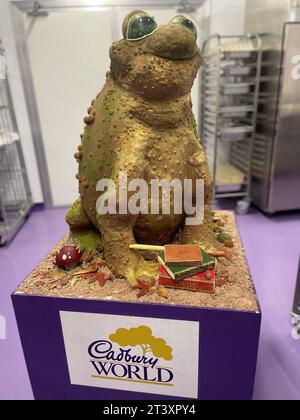 Une exposition d'Halloween avec un crapaud effrayant avec des feuilles d'automne, une baguette et des livres de sorts en chocolat au Cadbury World à Birmingham. La création détaillée de 90 cm de haut, comprenant 50 kilogrammes de chocolat, a été conçue pour être «aussi fantaisiste que possible sans être trop effrayante» pour les visiteurs de l'attraction de Birmingham. Date de la photo : mercredi 25 octobre 2023. Banque D'Images