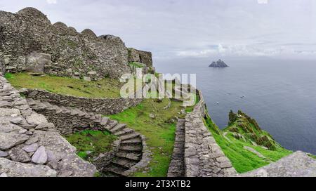 Monastère au sommet, île de Skellig Michael, Mainistir Fhionáin (monastère de Saint-Fionans), comté de Kerry, Irlande, Royaume-Uni. Banque D'Images