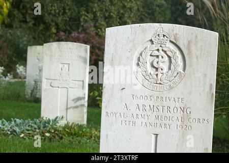 Pierres tombales de la première Guerre mondiale, de la Grande Guerre, de l'Armée de terre et de l'Armée de l'Air graves morts en mer au Hollybrook War Memorial à Southampton Cemetr Banque D'Images