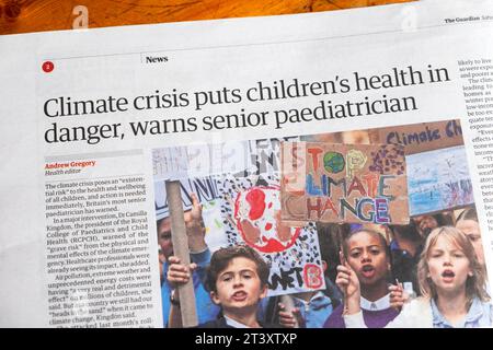 "La crise climatique met la santé des enfants en danger, avertit le pédiatre senior" Guardian article de titre du journal 21 octobre 2023 Londres Royaume-Uni Banque D'Images