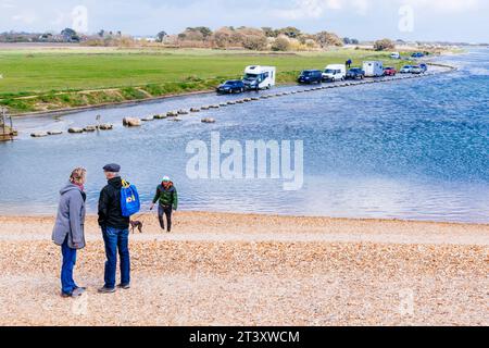 Sentier à côté de Sturt Pond. Milford on Sea, New Forest, Hampshire, Angleterre, Royaume-Uni, Europe Banque D'Images