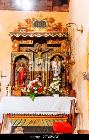 Retable. Église intérieure de St. Marie est d'origine médiévale et a subi des réformes au XVIIIe siècle. Bandujo, Proaza, Principauté des Asturies Banque D'Images