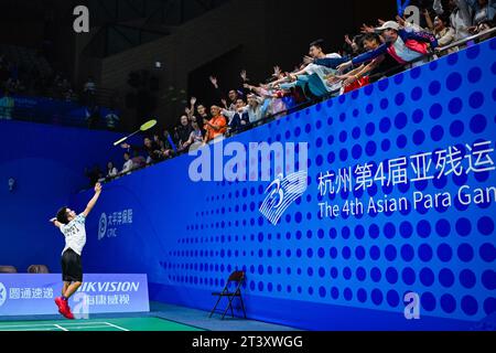 Hangzhou, province chinoise du Zhejiang. 27 octobre 2023. Lin Naili de Chine lance sa raquette aux spectateurs après la finale SH6 de Badminton entre Lin Naili/Zeng Qingtao de Chine et Wong Chun Yim/Chu Man Kai de Chine de Hong Kong lors des 4e Para Games asiatiques à Hangzhou, dans la province du Zhejiang de l'est de la Chine, le 27 octobre 2023. Crédit : Wu Zhizun/Xinhua/Alamy Live News Banque D'Images