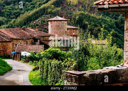 Le village médiéval de Bandujo - Banduxu. Village médiéval dans les montagnes. Bandujo, Proaza, Principauté des Asturies, Espagne, Europe. Banque D'Images