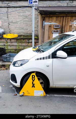 Une voiture avec une pince sur sa roue avant garée à Newquay en Cornouailles au Royaume-Uni. Banque D'Images