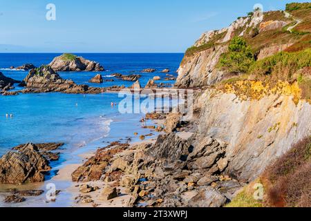 Falaises à côté de la plage de Porcía. La plage de Porcía est située dans le conseil asturien d'El Franco et est partagée avec Tapia de Casariego. Principauté d'Astur Banque D'Images