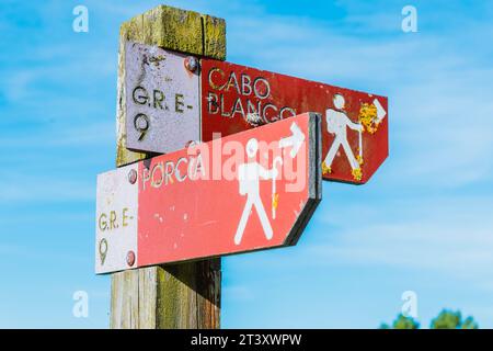 Sentier G.R.E-9 qui traverse la plage de Porcía. La plage de Porcía est située dans le conseil asturien d'El Franco et est partagée avec Tapia de Casariego. P Banque D'Images