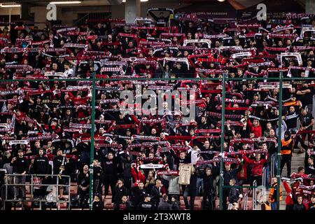 Trnava, Slovaquie. 26 octobre 2023. Les fans de football du Spartak Trnava vus sur les tribunes lors du match de l'UEFA Conference League entre le Spartak Trnava et le FC Nordsjaelland au stade Anton Malatinsky de Trnava. (Crédit photo : Gonzales photo/Alamy Live News Banque D'Images