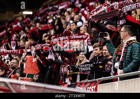 Trnava, Slovaquie. 26 octobre 2023. Les fans de football du Spartak Trnava vus sur les tribunes lors du match de l'UEFA Conference League entre le Spartak Trnava et le FC Nordsjaelland au stade Anton Malatinsky de Trnava. (Crédit photo : Gonzales photo/Alamy Live News Banque D'Images