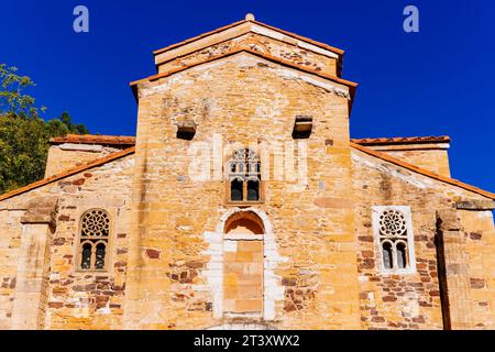 Détails. St. Michel de Lillo - San Miguel de Lillo est une église catholique romaine construite sur le mont Naranco, près de l'église Santa María del Naranco i. Banque D'Images