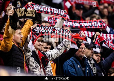 Trnava, Slovaquie. 26 octobre 2023. Les fans de football du Spartak Trnava vus sur les tribunes lors du match de l'UEFA Conference League entre le Spartak Trnava et le FC Nordsjaelland au stade Anton Malatinsky de Trnava. (Crédit photo : Gonzales photo/Alamy Live News Banque D'Images