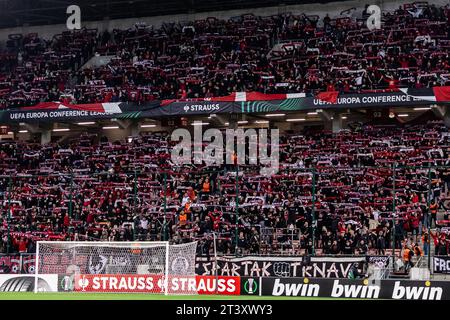 Trnava, Slovaquie. 26 octobre 2023. Les fans de football du Spartak Trnava vus sur les tribunes lors du match de l'UEFA Conference League entre le Spartak Trnava et le FC Nordsjaelland au stade Anton Malatinsky de Trnava. (Crédit photo : Gonzales photo/Alamy Live News Banque D'Images