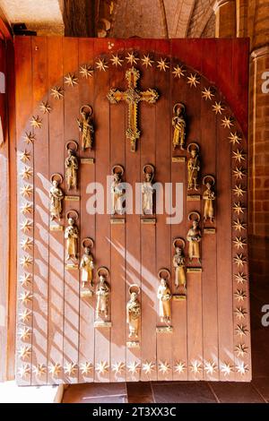 Monastère de Santo Toribio de Liébana. La porte principale, la Puerta del Perdón, porte du pardon, n'est ouverte que pendant chaque année jubilaire. C Banque D'Images