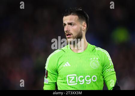 BRIGHTON, Royaume-Uni - 26 octobre 2023 : Diant Ramaj de l'AFC Ajax se penche sur le match de l'UEFA Europa League Group B entre Brighton et Hove Albion FC et l'AFC Banque D'Images