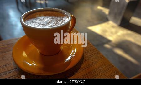 café dans une tasse jaune dans le parc Banque D'Images