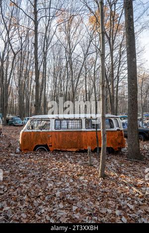 Volkswagen Van PENNSLYVANIA CE MYSTÉRIEUX cimetière est rempli de plus de DEUX CENTS voitures Volkswagen vieilles de plus d’un demi-siècle, dont l’emblématique BE Banque D'Images