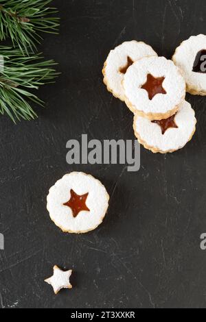 Biscuits de Noël, dessert autrichien traditionnel - biscuits Linzer. Vue de dessus. Banque D'Images