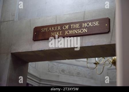 La plaque nominative du président de la Chambre des représentants des États-Unis Mike Johnson (républicain de Louisiane) remplace officiellement celle de l'ancien président de la Chambre des représentants des États-Unis Kevin McCarthy (républicain de Californie) au Capitole le jeudi 26 octobre 2023. Le parti a d'abord nommé le chef de la majorité à la Chambre des États-Unis Steve Scalise (républicain de Louisiane), qui a abandonné peu de temps après avoir remporté la nomination en raison d'un manque de soutien. Le représentant des États-Unis Jim Jordan (républicain de l'Ohio) a remporté la deuxième nomination, mais n'a pas pu obtenir 217 voix à la Chambre des représentants à l'AFT Banque D'Images