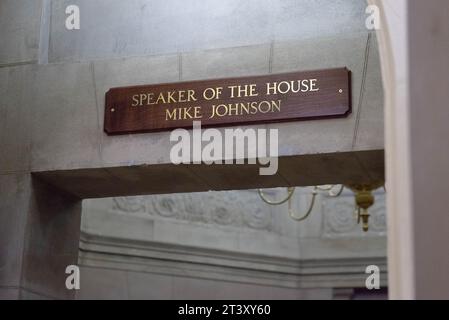 La plaque nominative du président de la Chambre des représentants des États-Unis Mike Johnson (républicain de Louisiane) remplace officiellement celle de l'ancien président de la Chambre des représentants des États-Unis Kevin McCarthy (républicain de Californie) au Capitole le jeudi 26 octobre 2023. Le parti a d'abord nommé le chef de la majorité à la Chambre des États-Unis Steve Scalise (républicain de Louisiane), qui a abandonné peu de temps après avoir remporté la nomination en raison d'un manque de soutien. Le représentant des États-Unis Jim Jordan (républicain de l'Ohio) a remporté la deuxième nomination, mais n'a pas pu obtenir 217 voix à la Chambre des représentants à l'AFT Banque D'Images