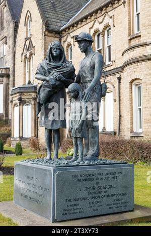 Une statue d'un mineur et de sa famille devant le bâtiment NUM, Barnsley Banque D'Images