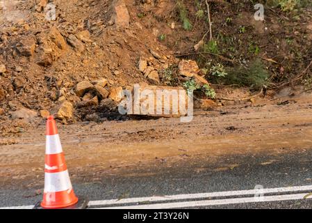 26 octobre 2023. détail de la taille de certaines des roches qui sont tombées sur la route. Crédit : Xan Gasalla / Alamy Live News Banque D'Images