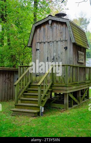 Toronto, Canada, cabane en bois rustique ou bâtiment avec un panneau indiquant You Guild Inn Smoke House. Banque D'Images