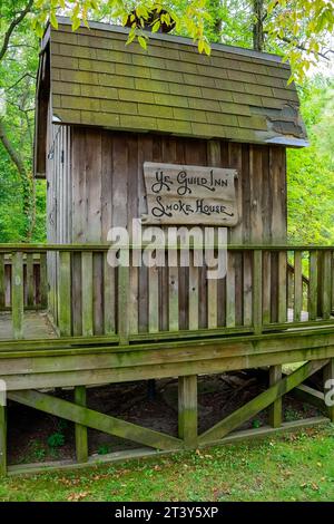 Toronto, Canada, cabane en bois rustique ou bâtiment avec un panneau indiquant You Guild Inn Smoke House. Banque D'Images