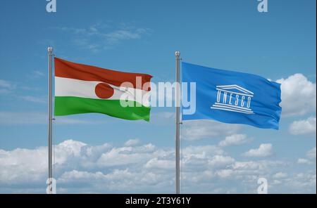 Drapeaux UNESCO et Niger agitant ensemble dans le vent sur ciel nuageux bleu, concept de coopération Banque D'Images