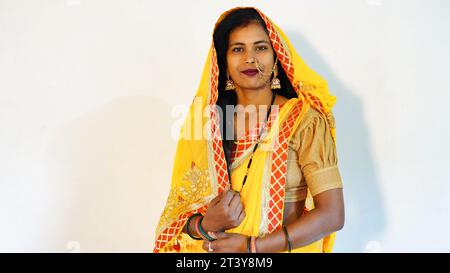 femme indienne portant saree ou sari debout bras croisés isolés sur fond de studio Banque D'Images