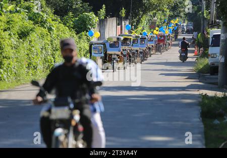 San Pablo, Philippines. 27 octobre 2023 : derniers jours de campagne avant les élections du 30e barangays et Sangguniang Kabataan (BSKE) de lundi. Le barangay est la plus petite division administrative des Philippines mais l'élection du président et des conseillers peut être une source de violence dans le pays. La Commission électorale (COMELEC) supervise toutes les activités de campagne. La police signale des dizaines d'incidents violents et au moins 8 tués dans le cadre d'élections. Jusqu'à 1 841 personnes ont été arrêtées pour port d'armes à feu malgré l'interdiction d'armes à feu et 5 532 armes à feu saisies.crédit : Kevin Izorce/Alamy Live News Banque D'Images