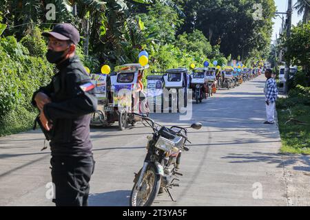 San Pablo, Philippines. 27 octobre 2023 : derniers jours de campagne avant les élections du 30e barangays et Sangguniang Kabataan (BSKE) de lundi. Le barangay est la plus petite division administrative des Philippines mais l'élection du président et des conseillers peut être une source de violence dans le pays. La Commission électorale (COMELEC) supervise toutes les activités de campagne. La police signale des dizaines d'incidents violents et au moins 8 tués dans le cadre d'élections. Jusqu'à 1 841 personnes ont été arrêtées pour port d'armes à feu malgré l'interdiction d'armes à feu et 5 532 armes à feu saisies.crédit : Kevin Izorce/Alamy Live News Banque D'Images