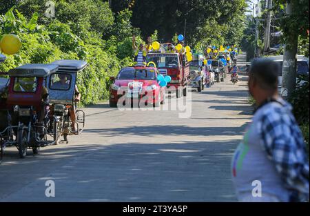 San Pablo, Philippines. 27 octobre 2023 : derniers jours de campagne avant les élections du 30e barangays et Sangguniang Kabataan (BSKE) de lundi. Le barangay est la plus petite division administrative des Philippines mais l'élection du président et des conseillers peut être une source de violence dans le pays. La Commission électorale (COMELEC) supervise toutes les activités de campagne. La police signale des dizaines d'incidents violents et au moins 8 tués dans le cadre d'élections. Jusqu'à 1 841 personnes ont été arrêtées pour port d'armes à feu malgré l'interdiction d'armes à feu et 5 532 armes à feu saisies.crédit : Kevin Izorce/Alamy Live News Banque D'Images