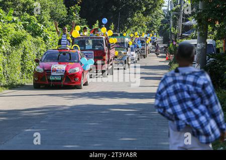 San Pablo, Philippines. 27 octobre 2023 : derniers jours de campagne avant les élections du 30e barangays et Sangguniang Kabataan (BSKE) de lundi. Le barangay est la plus petite division administrative des Philippines mais l'élection du président et des conseillers peut être une source de violence dans le pays. La Commission électorale (COMELEC) supervise toutes les activités de campagne. La police signale des dizaines d'incidents violents et au moins 8 tués dans le cadre d'élections. Jusqu'à 1 841 personnes ont été arrêtées pour port d'armes à feu malgré l'interdiction d'armes à feu et 5 532 armes à feu saisies.crédit : Kevin Izorce/Alamy Live News Banque D'Images