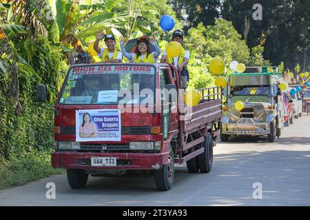 San Pablo, Philippines. 27 octobre 2023 : derniers jours de campagne avant les élections du 30e barangays et Sangguniang Kabataan (BSKE) de lundi. Le barangay est la plus petite division administrative des Philippines mais l'élection du président et des conseillers peut être une source de violence dans le pays. La Commission électorale (COMELEC) supervise toutes les activités de campagne. La police signale des dizaines d'incidents violents et au moins 8 tués dans le cadre d'élections. Jusqu'à 1 841 personnes ont été arrêtées pour port d'armes à feu malgré l'interdiction d'armes à feu et 5 532 armes à feu saisies.crédit : Kevin Izorce/Alamy Live News Banque D'Images