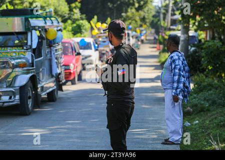 San Pablo, Philippines. 27 octobre 2023 : derniers jours de campagne avant les élections du 30e barangays et Sangguniang Kabataan (BSKE) de lundi. Le barangay est la plus petite division administrative des Philippines mais l'élection du président et des conseillers peut être une source de violence dans le pays. La Commission électorale (COMELEC) supervise toutes les activités de campagne. La police signale des dizaines d'incidents violents et au moins 8 tués dans le cadre d'élections. Jusqu'à 1 841 personnes ont été arrêtées pour port d'armes à feu malgré l'interdiction d'armes à feu et 5 532 armes à feu saisies.crédit : Kevin Izorce/Alamy Live News Banque D'Images