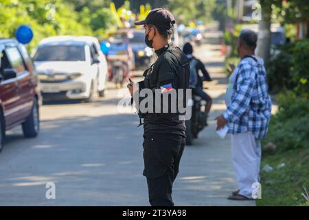 San Pablo, Philippines. 27 octobre 2023 : derniers jours de campagne avant les élections du 30e barangays et Sangguniang Kabataan (BSKE) de lundi. Le barangay est la plus petite division administrative des Philippines mais l'élection du président et des conseillers peut être une source de violence dans le pays. La Commission électorale (COMELEC) supervise toutes les activités de campagne. La police signale des dizaines d'incidents violents et au moins 8 tués dans le cadre d'élections. Jusqu'à 1 841 personnes ont été arrêtées pour port d'armes à feu malgré l'interdiction d'armes à feu et 5 532 armes à feu saisies.crédit : Kevin Izorce/Alamy Live News Banque D'Images