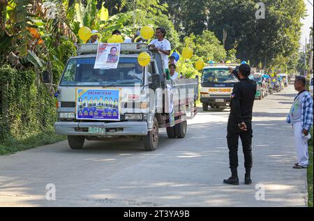 San Pablo, Philippines. 27 octobre 2023 : derniers jours de campagne avant les élections du 30e barangays et Sangguniang Kabataan (BSKE) de lundi. Le barangay est la plus petite division administrative des Philippines mais l'élection du président et des conseillers peut être une source de violence dans le pays. La Commission électorale (COMELEC) supervise toutes les activités de campagne. La police signale des dizaines d'incidents violents et au moins 8 tués dans le cadre d'élections. Jusqu'à 1 841 personnes ont été arrêtées pour port d'armes à feu malgré l'interdiction d'armes à feu et 5 532 armes à feu saisies.crédit : Kevin Izorce/Alamy Live News Banque D'Images