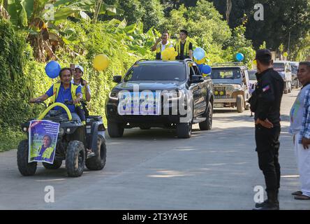 San Pablo, Philippines. 27 octobre 2023 : derniers jours de campagne avant les élections du 30e barangays et Sangguniang Kabataan (BSKE) de lundi. Le barangay est la plus petite division administrative des Philippines mais l'élection du président et des conseillers peut être une source de violence dans le pays. La Commission électorale (COMELEC) supervise toutes les activités de campagne. La police signale des dizaines d'incidents violents et au moins 8 tués dans le cadre d'élections. Jusqu'à 1 841 personnes ont été arrêtées pour port d'armes à feu malgré l'interdiction d'armes à feu et 5 532 armes à feu saisies.crédit : Kevin Izorce/Alamy Live News Banque D'Images