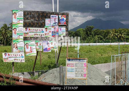 San Pablo, Philippines. 27 octobre 2023 : derniers jours de campagne avant les élections du 30e barangays et Sangguniang Kabataan (BSKE) de lundi. Le barangay est la plus petite division administrative des Philippines mais l'élection du président et des conseillers peut être une source de violence dans le pays. La Commission électorale (COMELEC) supervise toutes les activités de campagne. La police signale des dizaines d'incidents violents et au moins 8 tués dans le cadre d'élections. Jusqu'à 1 841 personnes ont été arrêtées pour port d'armes à feu malgré l'interdiction d'armes à feu et 5 532 armes à feu saisies.crédit : Kevin Izorce/Alamy Live News Banque D'Images