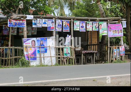 San Pablo, Philippines. 27 octobre 2023 : derniers jours de campagne avant les élections du 30e barangays et Sangguniang Kabataan (BSKE) de lundi. Le barangay est la plus petite division administrative des Philippines mais l'élection du président et des conseillers peut être une source de violence dans le pays. La Commission électorale (COMELEC) supervise toutes les activités de campagne. La police signale des dizaines d'incidents violents et au moins 8 tués dans le cadre d'élections. Jusqu'à 1 841 personnes ont été arrêtées pour port d'armes à feu malgré l'interdiction d'armes à feu et 5 532 armes à feu saisies.crédit : Kevin Izorce/Alamy Live News Banque D'Images